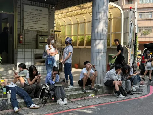 金豬食堂開幕「一早70人排隊」搶免排金卡!訂位券網路炒價5000元 ▲記者直擊金豬食堂累積至今早「已超過70人排隊」。(圖/記者蕭涵云攝)