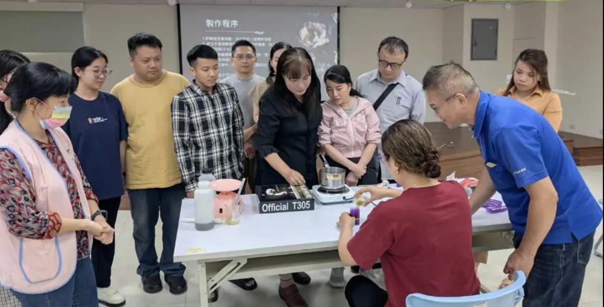 ▲台中市全人健康樂活關懷協會廖菊珠理事長帶領新住民一起手作「左手香膏」。（圖／移民署提供）