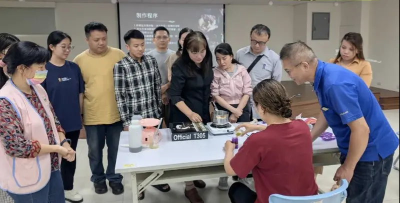 自製「左手香」！移民署攜新住民手作萬用膏　慶賀母親節