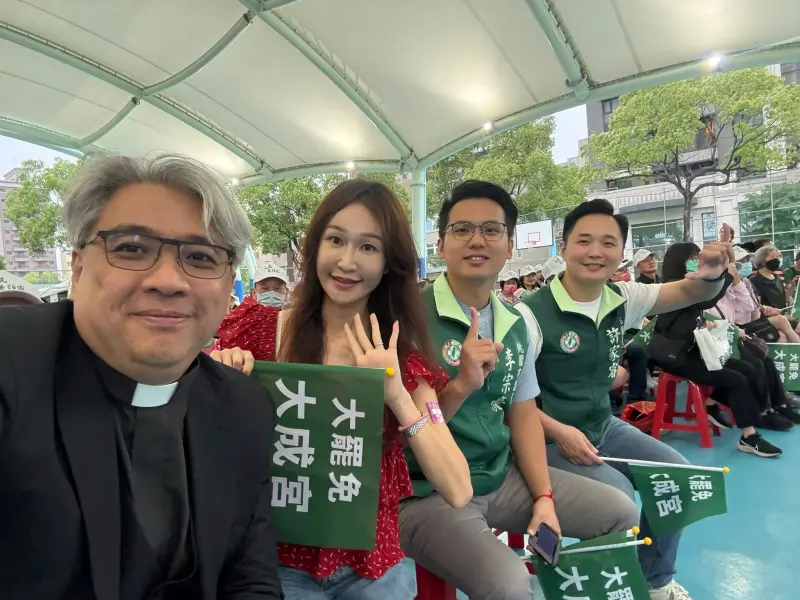 ▲針對週刊報導，牧師陳曉煒（左一）做出回應。（圖／翻攝陳曉煒臉書）