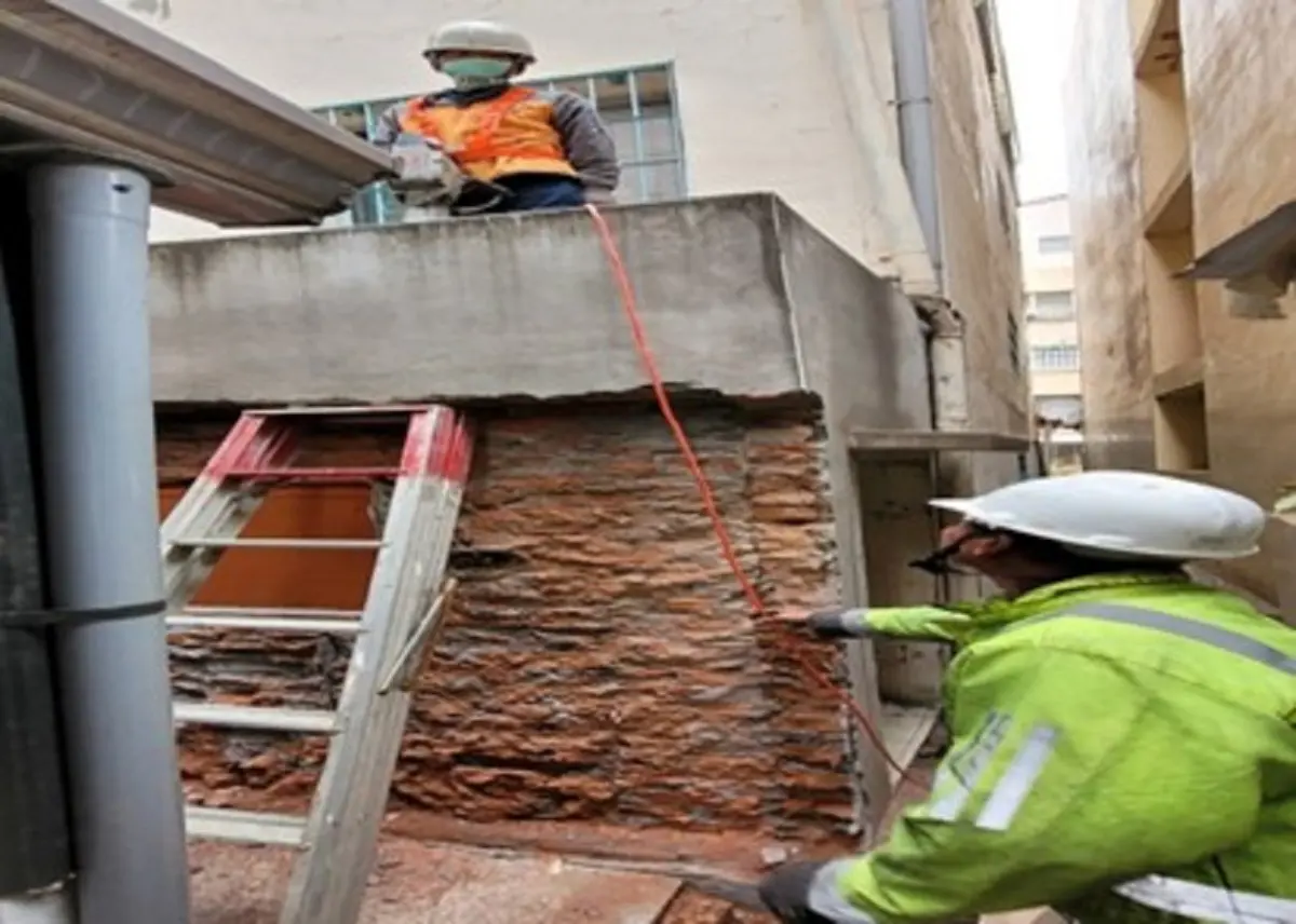 ▲為推動污水下水道建設改善居家環境，仍有住戶未能配合自行退縮，嚴重影響他人權益及環境衛生改善，經確認該住戶屋後有違建事實，執行屋後違建拆除作業。(圖／高市府水利局提供)