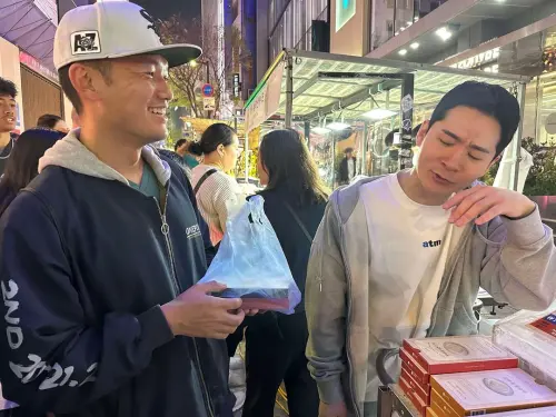 ▲龍鬚糖小哥(右)坦言,在台南Josh(左)上傳影片後,多了許多看棒球的台灣粉絲來找他消費,直言:「他這麼紅、這麼厲害喔!」(圖/翻攝自台南Jsoh IG) ▲龍鬚糖小哥(右)坦言,在台南Josh(左)上傳影片後,多了許多看棒球的台灣粉絲來找他消費,直言:「他這麼紅、這麼厲害喔!」(圖/翻攝自台南Jsoh IG)