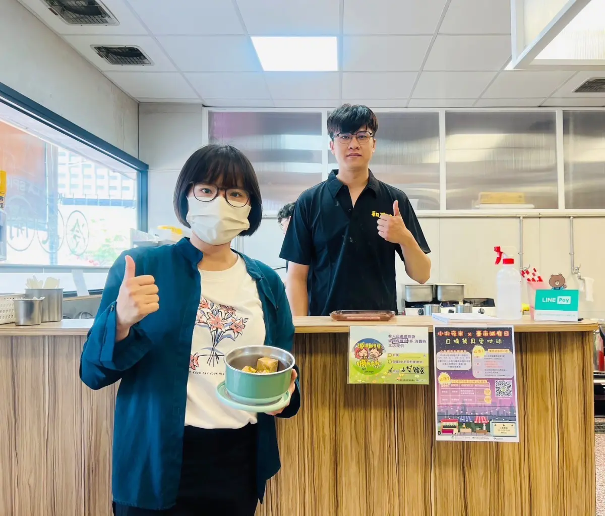 ▲南市環保局攜手小北觀光夜市打造綠色消費。活動自5月起至10月為期六個月，凡在小北仔減廢店家自備環保餐具或購物袋消費，即可享有折扣或加量等優惠。（圖／南市府提供）