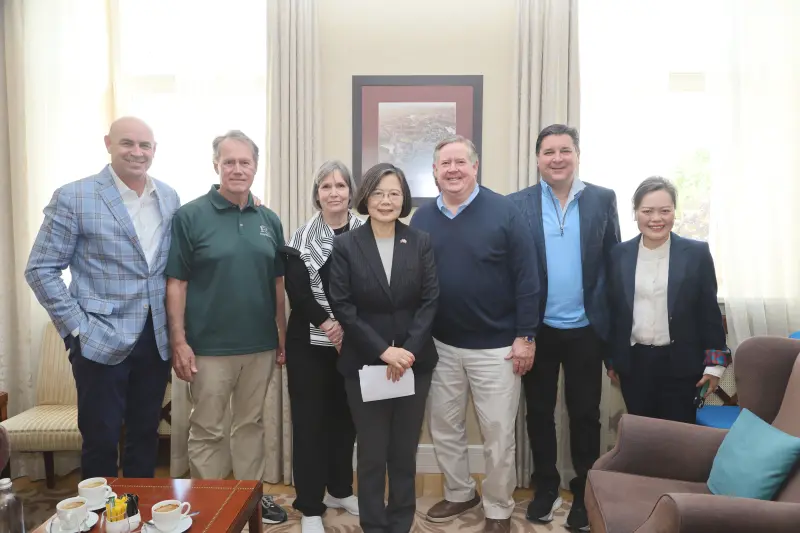 ▲美國眾議院跨黨派議員獲悉蔡英文也在立陶宛，主動提出邀請雙方會唔約30分鐘。（圖／蔡英文辦公室提供）