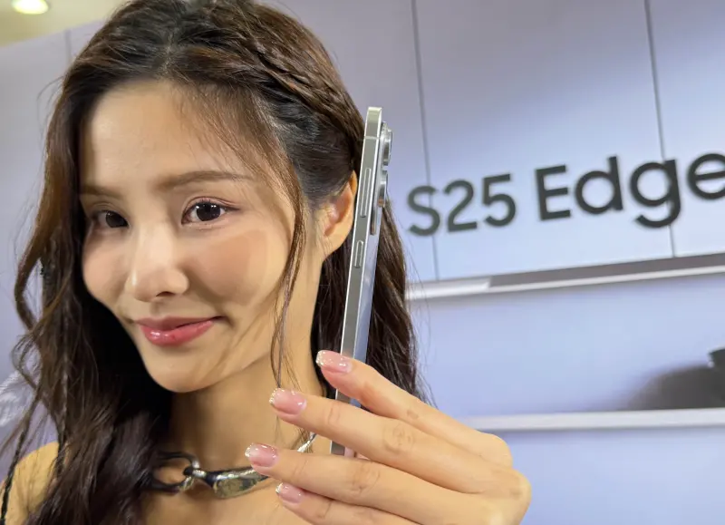 ▲三星Galaxy S25 Edge機身僅厚度5.8mm，重量為163公克，拿在手上相當令人驚艷，輕薄有感。（圖／記者周淑萍攝）
