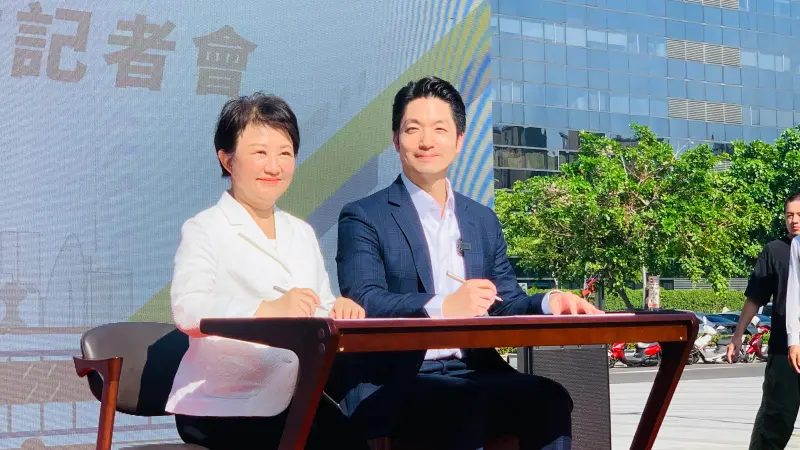 ▲台北市長蔣萬安去年10月曾南下，與台中市長盧秀燕簽署中捷藍線建設計畫合作備忘錄。（資料畫面／記者顏幸如攝）