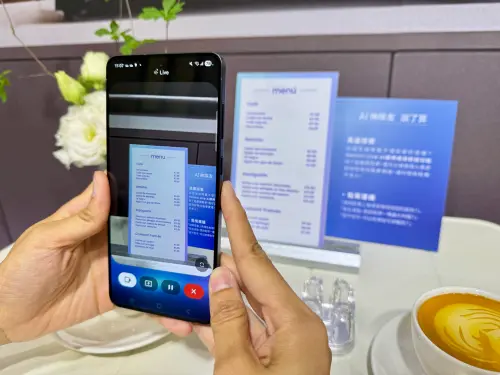 ▲三星Galaxy S25 Edge 支援完整AI功能，包括音訊橡皮擦、畫圈搜尋、智慧相片編輯、即時翻譯、Gemini Live 等AI應用。（圖／記者周淑萍攝）