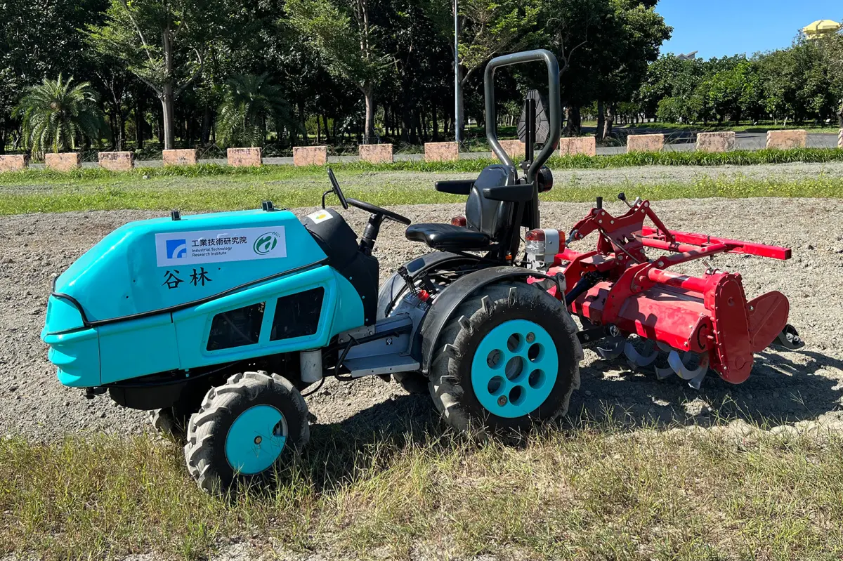 ▲工研院開發出首款全國產小型電動曳引機，與傳統柴油曳引機約需花費150元油資，電動曳引機僅需約19度電（kWh），花費不到百元，近日並已技轉國內農機具大廠谷林科技。（圖／工研院提供）