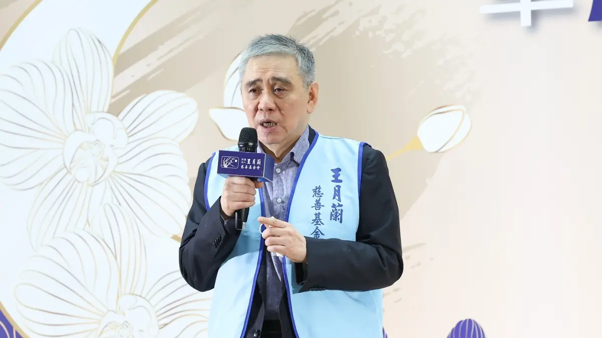 ▲女主播廖芳潔今（13）日在臉書曬出宏仁集團董事長王文洋的名片，曝光自己過去被千億總裁的搭訕經歷，表示2人從下飛機一路聊到行李轉盤。（圖／翻攝自財團法人王月蘭慈善基金會臉書）