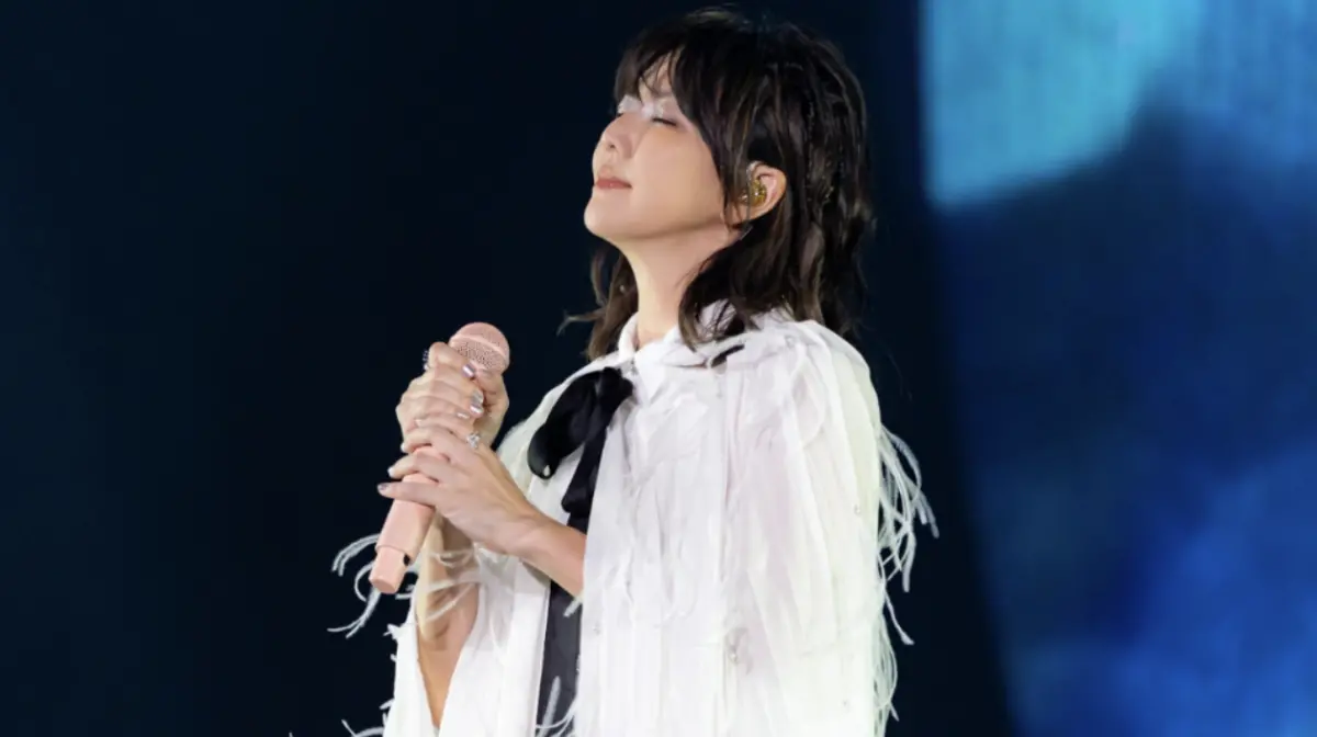 ▲歌手孫燕姿（如圖）將於8月16、17日首登高雄巨蛋舉辦《就在日落以後》巡迴演唱會，今（13）日中午12點共2萬2千張門票「90秒速殺完售」，其所屬唱片公司透露今下午2點30分會於拓元售票系統釋出票券，喊話歌迷把握最後機會。（圖／Make Music 提供）