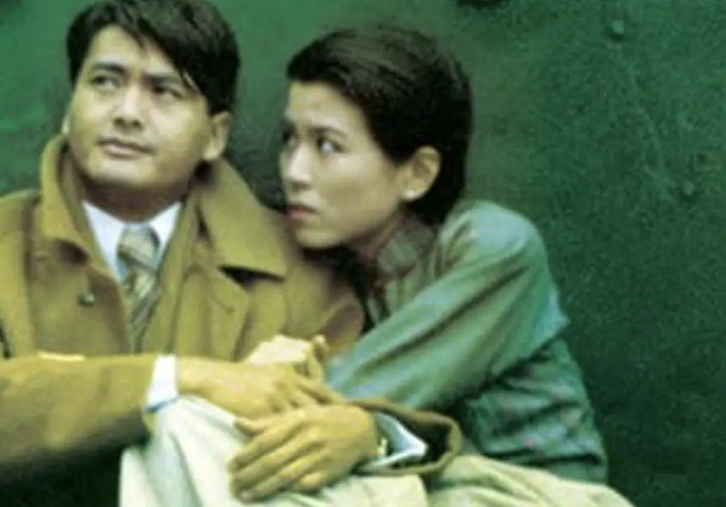 ▲周潤發（左）與繆騫人在分手後多年，又在《傾城之戀》演感情戲，都沒覺得尷尬。兩人當初合作電視劇《狂潮》結緣，疑似遭謝賢介入，但謝賢多年後在訪問中澄清並沒有碰繆騫人，只當她是後輩。（圖／摘自IMDb）