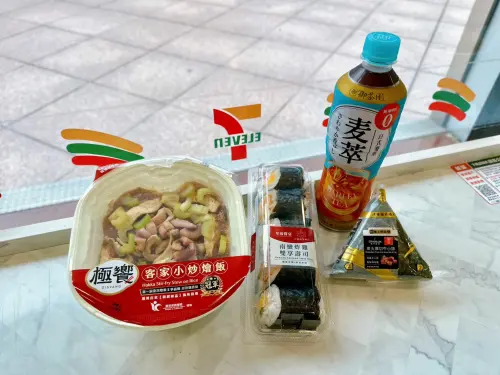 ▲客家小炒燴飯99元、胡同炭火厚切牛小排55元、南蠻炸雞雙享壽司79元。(圖/業者提供) ▲客家小炒燴飯99元、胡同炭火厚切牛小排55元、南蠻炸雞雙享壽司79元。(圖/業者提供)