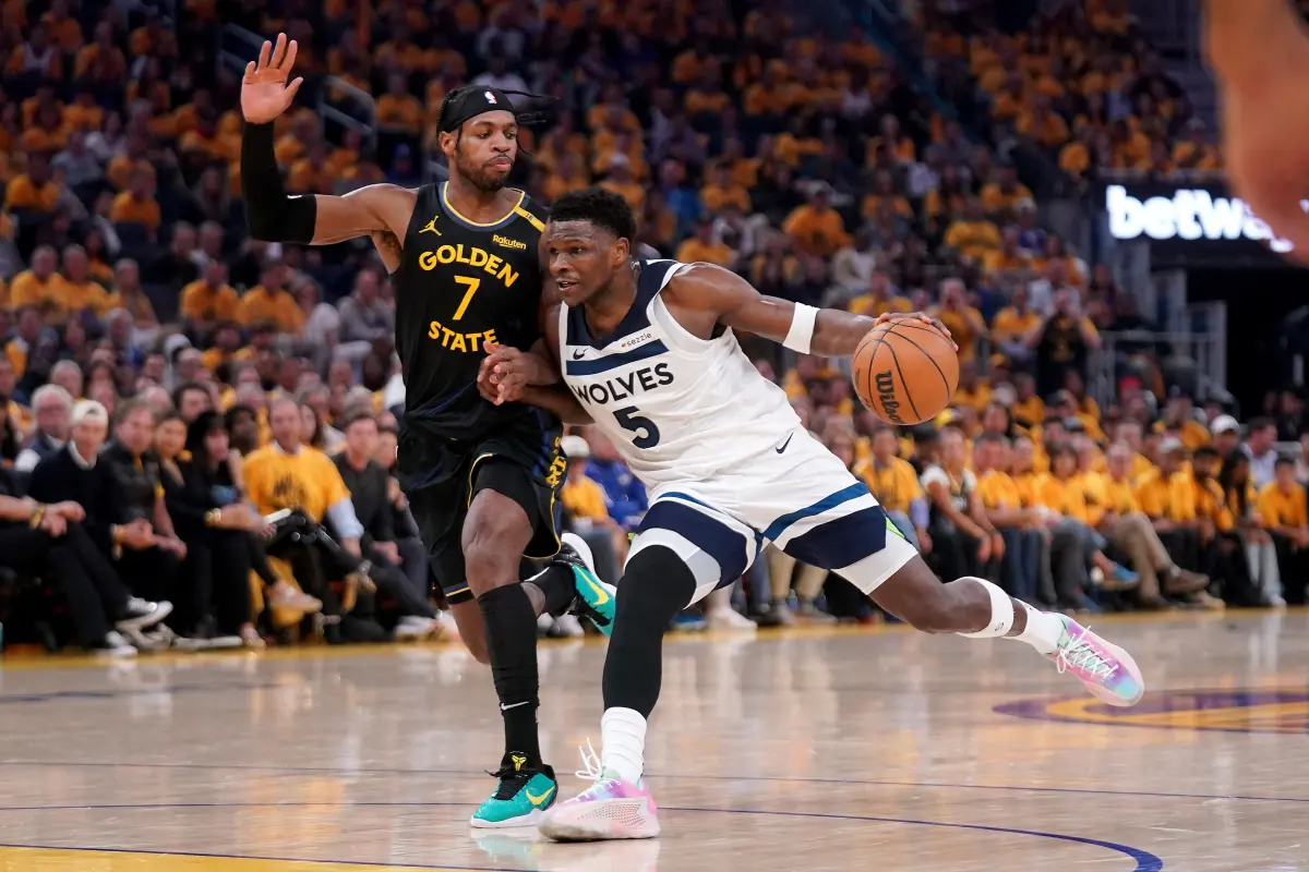 ▲NBA季後塞西區準決賽G4，明尼蘇達灰狼靠著Julius Randle攻下全場最高的 31 分，以及Anthony Edwards挹注30分，率隊以117：110擊敗勇士隊，系列賽3：1取得聽牌優勢。（圖／路透／達志影像）