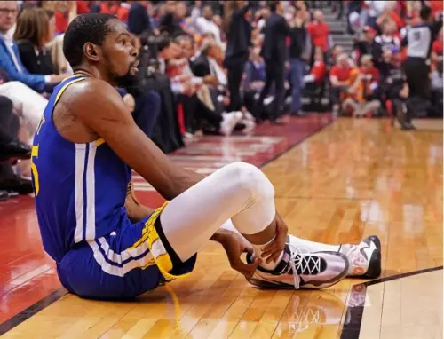 2019年 Kevin Durant 在勇士也曾因阿基里斯腱所苦,受傷後也是不斷摸著後腳跟。(圖/路透/達志影像) ▲2019年 Kevin Durant 在勇士也曾因阿基里斯腱所苦,受傷後也是不斷摸著後腳跟。(圖/路透/達志影像)