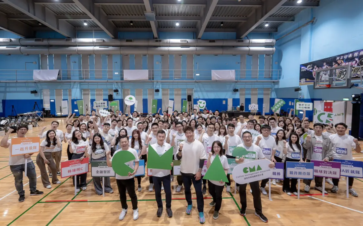 ▲國泰世華銀行CMA計畫為培育人才求新求變，舉辦不同培訓活動，更邀請擁有「不死鳥」封號的郭泓志（前中）分享自己在球場上經歷的挫折與堅持。（圖／國泰世華銀行提供）