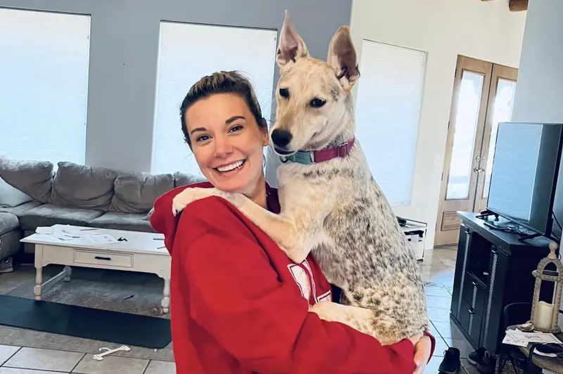 ▲美國一名女子收編親人流浪狗，沒想到照片曝光後，意外掀起網路熱議，因為這名「毛孩新室友」根本不是狗，而是一隻不折不扣的郊狼。（圖／翻攝自臉書）