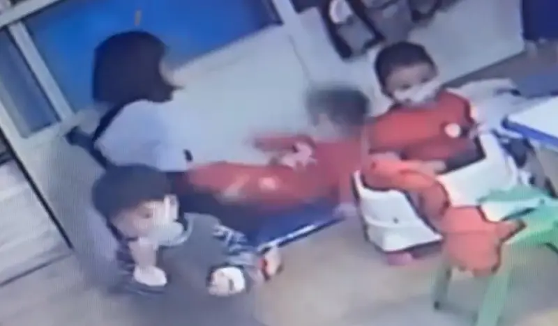 ▲陳姓保育員換尿布時，無預警將站立的小女孩扯倒，導致後腦勺重重著地。（圖／台中市議員陳清龍提供，2025.05.13）