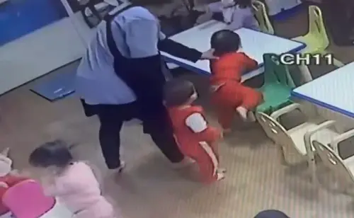 受虐童擴大至14人!拖拉搖晃、後腦著地 傳施暴保育員成功轉職 ▲陳姓保育員移動小孩的方式,是自後衣領把小孩拎起、拖拉前行。(圖/台中市議員陳清龍提供,2025.05.13)