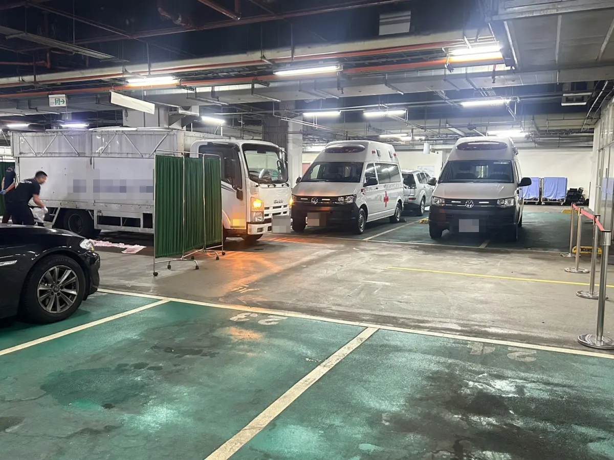 ▲事故係於中國醫地下二樓停車場發生,為非道路交通事故,該事故車輛疑似倒車時不慎撞及清潔女員工（圖/記者鄧力軍翻攝）