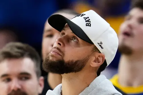 金州勇士在Stephen Curry受傷之後一瀉千里,關於他是否在G5帶傷打的可能性,總教練Steve Kerr表示:「周四就是Curry最新傷病更新的時間,到時候我們會做出一個決定。」 ▲金州勇士在Stephen Curry受傷之後一瀉千里,關於他是否在G5帶傷打的可能性,總教練Steve Kerr表示:「周四就是Curry最新傷病更新的時間,到時候我們會做出一個決定。」(圖/美聯社/達志影像)