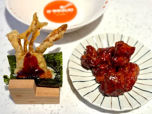 爭鮮聯名百萬YTR韓勾ㄟ金針菇!韓食新菜、微笑檸檬周邊商品一覽 ▲「洋釀軟殼蟹手卷」、「金家ㄟ洋釀唐揚雞」使用「金家ㄟ」洋釀醬,濃郁香氣夠。(圖/記者蕭涵云攝)