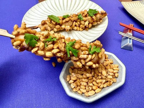 爭鮮聯名百萬YTR韓勾ㄟ金針菇!韓食新菜、微笑檸檬周邊商品一覽 ▲「韓式大醬米香雞肉串120元」口感特別。(圖/記者蕭涵云攝)