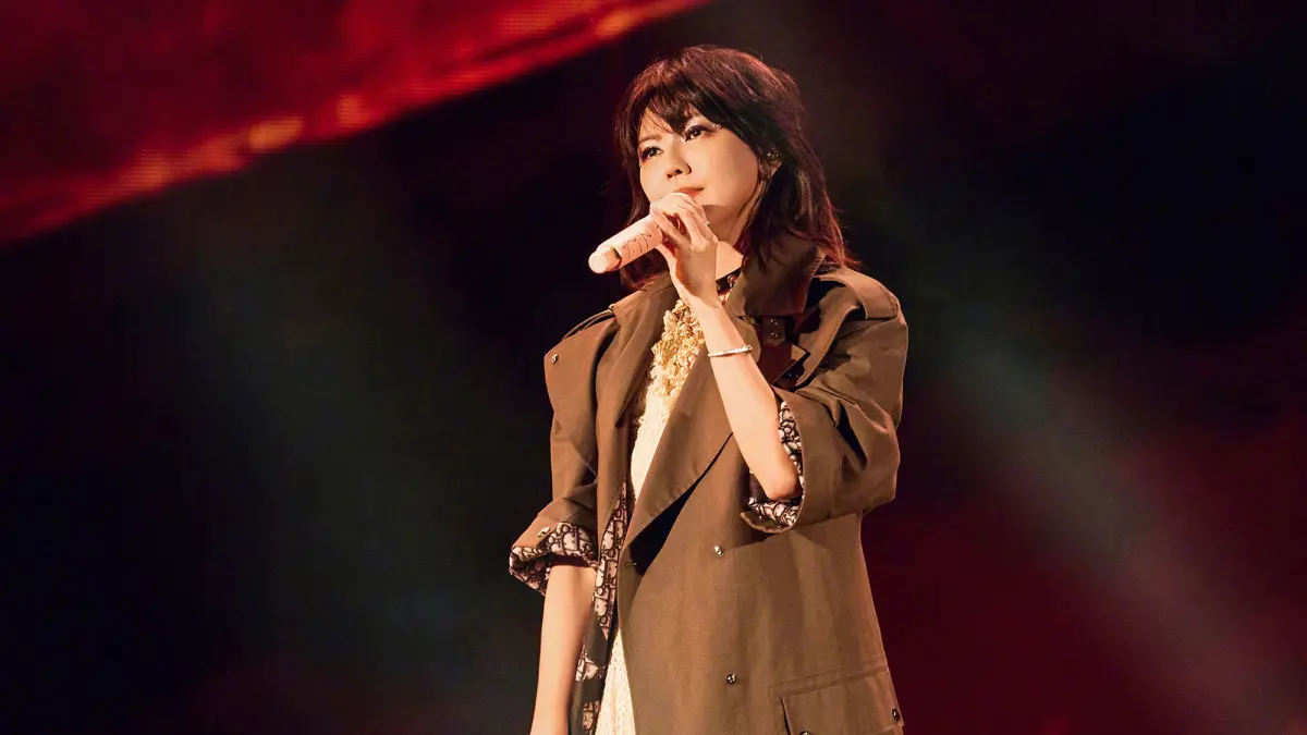 ▲2018年後逐漸淡出演藝圈的孫燕姿，近日開啟出道25週年巡迴演唱會，上月底登上上海體育館，一段舞台邊蹲地喝水影片遭網友批評「有雙下巴」、「走鐘」，其餘粉絲隨即曬出高畫質照片力挺，證明她狀態依舊良好，歌聲與台風更顯自信。（圖／翻攝自孫燕姿微博）