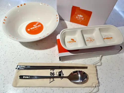 爭鮮聯名百萬YTR韓勾ㄟ金針菇!韓食新菜、微笑檸檬周邊商品一覽 ▲「金家ㄟ獨家商品」滿額贈送。(圖/記者蕭涵云攝)