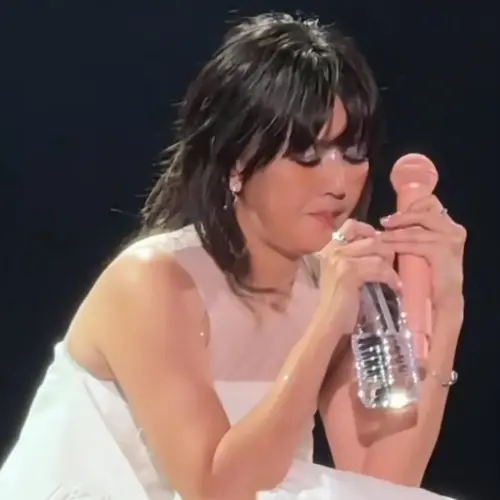 ▲孫燕姿被拍到雙下巴,讓不少中國網友怒批:「完全走鐘!」(圖/翻攝自微博) ▲孫燕姿被拍到雙下巴,讓不少中國網友怒批:「完全走鐘!」(圖/翻攝自微博)