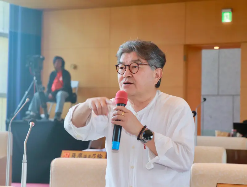 ▲議員李中質詢中指出，市府對新光三越的建築安全審查是否採實質審查，值得檢討(圖／柳榮俊攝2025.5.13)