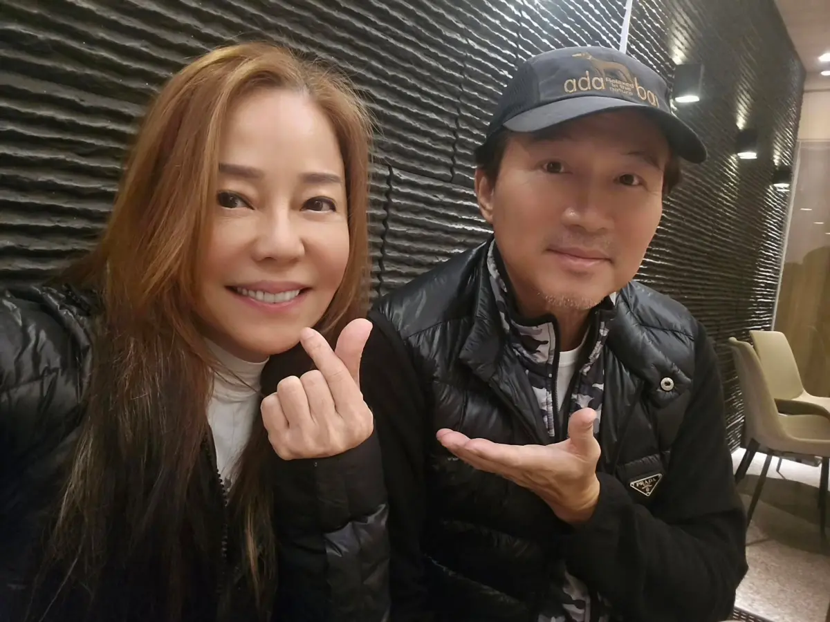 ▲孫安佐的女友J小姐爆料，狄鶯（左）曾被朋友詐騙4千萬，在家也常常與孫鵬（右）吵架，會咆哮孫鵬劈腿帶壞小孩，還不准患有失智症的婆婆與他們同住。（圖／狄鶯臉書）