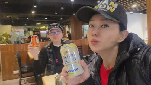 ▲狄鶯（右）因為臉部傷勢，近期將低調休養。（圖／翻攝自狄鶯臉書）