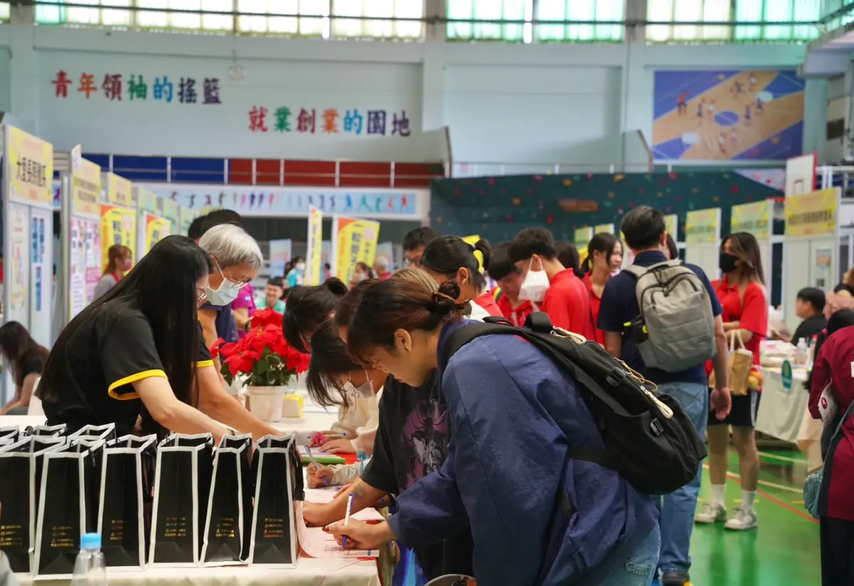 ▲2025屏東長照徵才博覽會，50家在地機構聯合徴才400個職缺。（圖／屏東縣府提供）