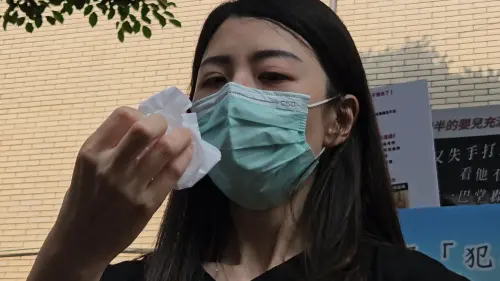 惡保母劉若琳虐死剴剴遭判18年 聲援民眾不服:9年就假釋了 ▲剴剴案聲援民眾鄭小姐潸然淚下。(圖/記者劉松霖攝)