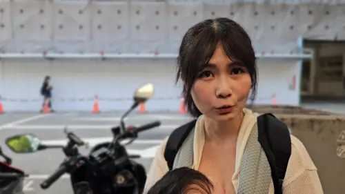 惡保母劉若琳虐死剴剴遭判18年 聲援民眾不服:9年就假釋了 ▲剴剴案聲援民眾吳小姐抱著孩子來聽判決,她希望虐童致死修法增訂死刑,否則對於惡保母還是太仁慈。