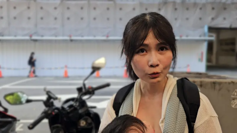 ▲剴剴案聲援民眾吳小姐抱著孩子來聽判決,她希望虐童致死修法增訂死刑,否則對於惡保母還是太仁慈。