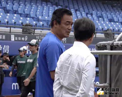 ▲中職富邦悍將近期遭逢6連敗且戰績墊底,富邦集團董事長蔡明忠今日賽前親自到場觀看選手練球,並且召集全隊精神講話半小時。(圖/記者陳柏翰攝) ▲富邦集團董事長蔡明忠(右)今日賽前親自到場觀看選手練球,並與總教練陳金鋒(左)交換意見。(圖/記者陳云茹攝)