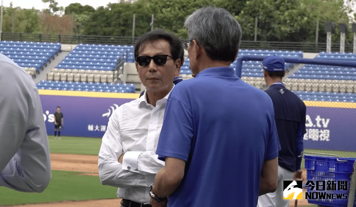 ▲中職富邦悍將近期遭逢6連敗且戰績墊底，富邦集團董事長蔡明忠今日賽前親自到場觀看選手練球，並且召集全隊精神講話半小時。（圖／記者陳云茹攝）