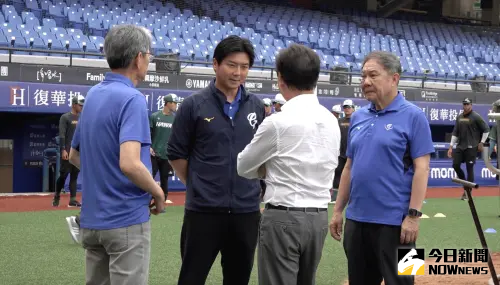 ▲中職富邦悍將近期遭逢6連敗且戰績墊底,富邦集團董事長蔡明忠今日賽前親自到場觀看選手練球,並且召集全隊精神講話半小時。(圖/記者陳柏翰攝) ▲富邦集團董事長蔡明忠今日賽前親自到場觀看選手練球,並與林華韋領隊、林威助副領隊、郭泰源副領隊互動。(圖/記者陳云茹攝)