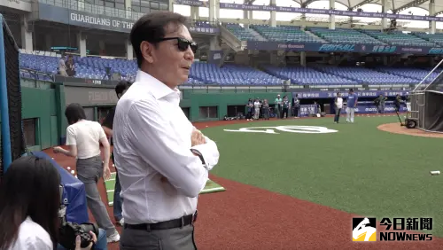 ▲中職富邦悍將近期遭逢6連敗且戰績墊底,富邦集團董事長蔡明忠今日賽前親自到場觀看選手練球,並且召集全隊精神講話半小時。(圖/記者陳柏翰攝) ▲中職富邦悍將近期遭逢6連敗且戰績墊底,富邦集團董事長蔡明忠今日賽前親自到場觀看選手練球,並且召集全隊精神講話半小時。(圖/記者陳云茹攝)