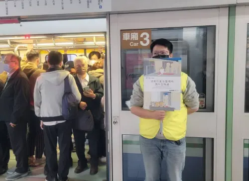 ▲台北捷運今年1月曾出大招，請出工作人員舉牌宣導，也讓搭捷運NG行為再度受到討論。（圖／台北捷運提供）