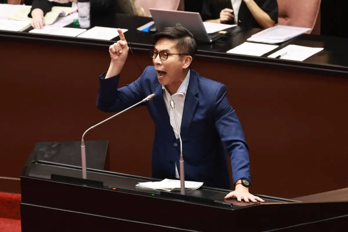 ▲鍾佳濱要求，藍白兩黨先制定高階核廢料最終處置場選址條例。（圖／記者吳翊緁攝，2025.05.13）