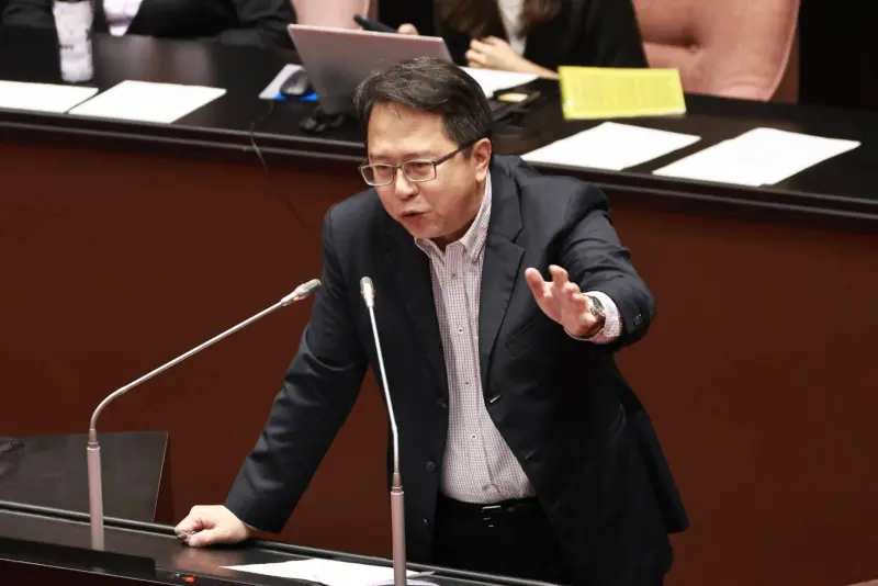 中製閱讀器在台出現「統戰條款」！綠委點2品牌已深入主流市場
