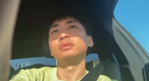 小明劍魔跟老婆分居了！資產只剩「2台電腦、1輛車」　粉絲超心疼
