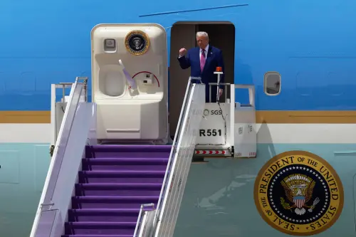 ▲美國總統川普(Donald Trump)今(13)日下午已搭空軍一號抵達沙烏地阿拉伯,在機場就受到盛大歡迎。(圖/美聯社/達志影像) ▲美國總統川普(Donald Trump)今(13)日下午已搭空軍一號抵達沙烏地阿拉伯,在機場就受到盛大歡迎。(圖/美聯社/達志影像)