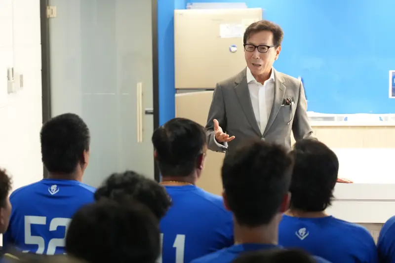 ▲富邦集團董事長蔡明忠勉勵悍將「從失敗中學習，作為以後成長的養分。」（圖／富邦悍將提供）