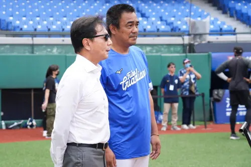 富邦集團董事長蔡明忠勉勵悍將。(圖/富邦悍將提供) ▲富邦集團董事長蔡明忠勉勵悍將。(圖/富邦悍將提供)