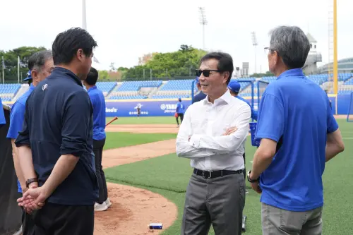 富邦集團董事長蔡明忠勉勵悍將。(圖/富邦悍將提供) ▲富邦集團董事長蔡明忠勉勵悍將。(圖/富邦悍將提供)