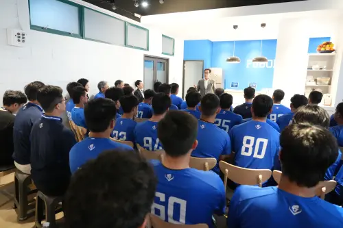 富邦集團董事長蔡明忠勉勵悍將。(圖/富邦悍將提供) ▲富邦集團董事長蔡明忠勉勵悍將。(圖/富邦悍將提供)