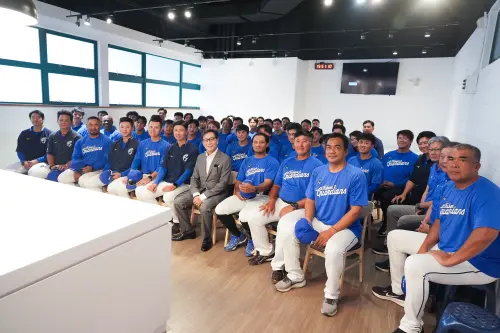 富邦集團董事長蔡明忠勉勵悍將。(圖/富邦悍將提供) ▲富邦集團董事長蔡明忠勉勵悍將。(圖/富邦悍將提供)